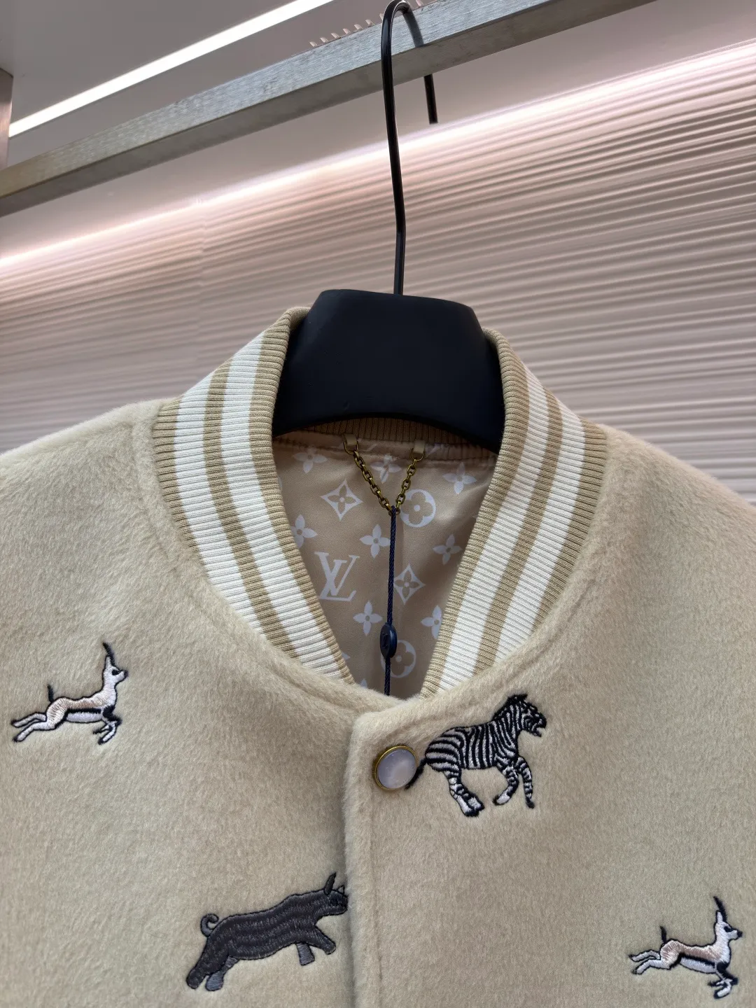 LOUIS VUITTON animal embroidered baseball uniform ●Original version: 48000 purchased and developed ●Item number: 1682284-B90 ●Fabric: cotton fabric ●Technology: embroidery production ●Color: apricot ●Version: fitted version ●Weight: about 1070 grams ●Size: 46-48-50-52 ●Description: The main body of this Louis Vuitton embroidered baseball jacket is made of high-quality wool blended fabric, which is crisp and soft. The sleeves are made of eco-friendly artificial leather with a matte texture, which contrasts with the body in terms of material and touch. The animal, palm tree and other patterns on the body of the clothing are all completed by hand-stitched embroidery technology, using multi-color embroidery threads to embroider in layers. The patterns are three-dimensional and vivid, and the stitching in the details is fine and even. The letter logo uses flat embroidery technology, and the font outline is clear and regular. The ribbed collar, cuffs and hem of the jacket are made of high-elastic knitted fabric, which will not loosen easily after being worn for a long time. The metal snaps on the placket are custom-made hardware with a thick texture and anti-oxidation. The overall tailoring is a loose oversize version, and the splicing uses hemming stitching technology, and the lines are smooth and smooth. Every craft detail is in line with the brand's luxury product production standards, creating a ready-to-wear garment that has both a sense of design and practical wearability. The overall wiring is straight and delicate, the fabric is comfortable and soft, and the color is consistent without color difference. It can be matched with the same style to create a fashionable look and control various occasions. Customized accessories, complete with three standards, same style for men and women!